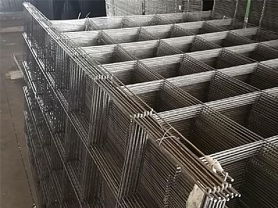 鋼絲焊接網(wǎng)片以鋼絲為原料，經(jīng)過(guò)專(zhuān)業(yè)設(shè)備加工成網(wǎng)狀